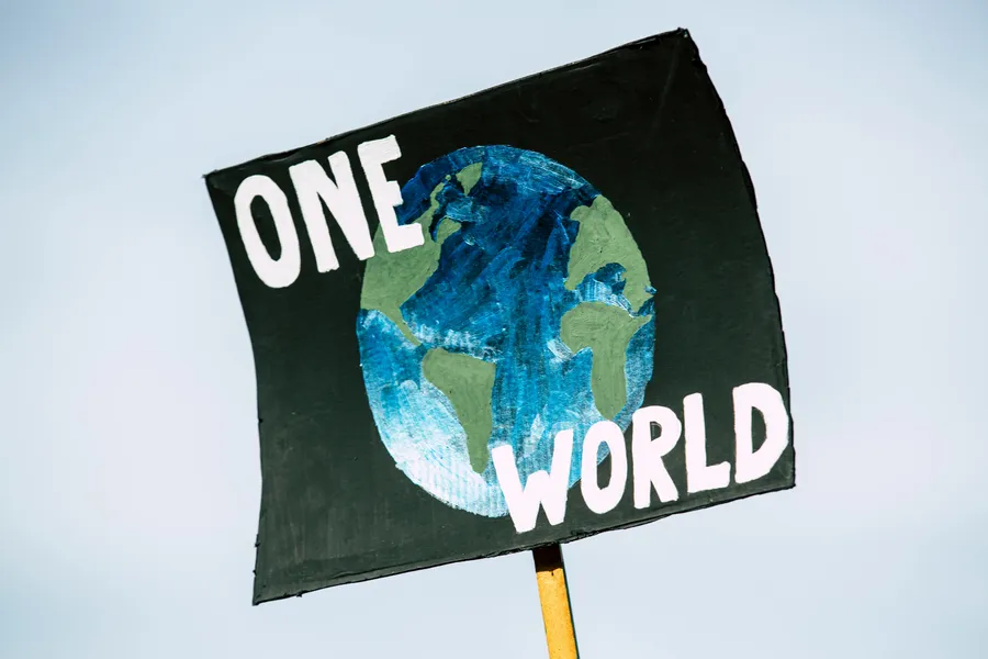 Illustration des impacts environnementaux et sociaux du numérique